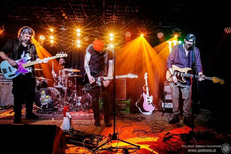 2025-12-03-Kombajn-Do-Zbierania-Kur-Po-Wioskach