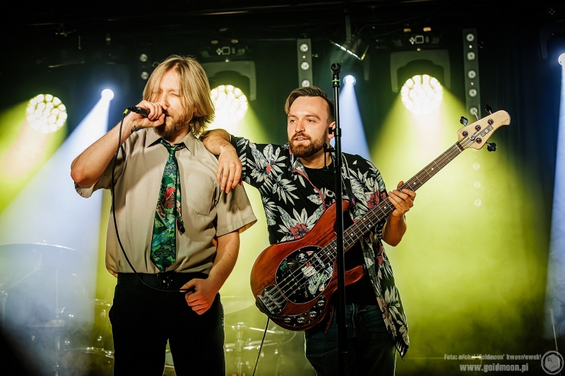 2025-12-19-Świąteczny-Rozpierdol-09-Szkło