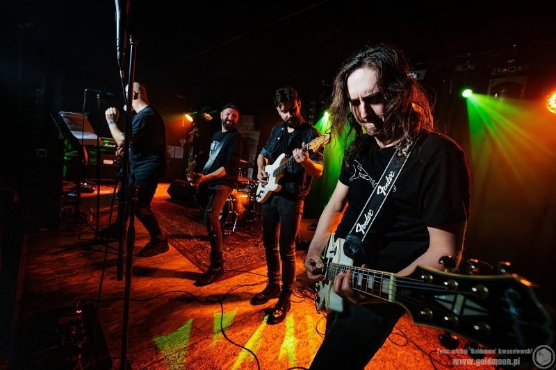 2026-03-01-Bydzia-com-Band